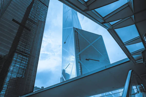 现代商务办公楼的蓝色玻璃窗, 对角线视角 — 图库照片