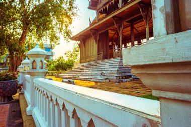 Nehir, Bangkok yakınındaki geleneksel tarzda inşa edilmiş köşk