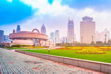 Şehir merkezinde Şanghay Müzesi arka plan ile gün anda Şangay.