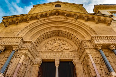 Batı cephesinde Saint Trophime Katedrali Arles, Fransa.