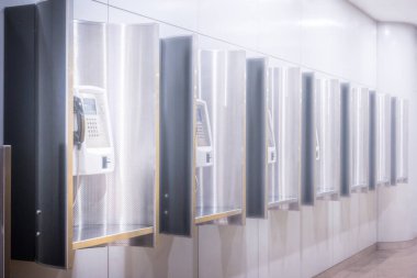 Modern binanın içindeki genel telefon perspektif satırı