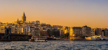 Gün batımı, Istanbul, Türkiye. Gece görünümü Galata Kulesi