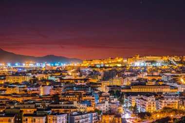 Cagliari, gece, Sardunya, İtalya bölgesinin başkenti.