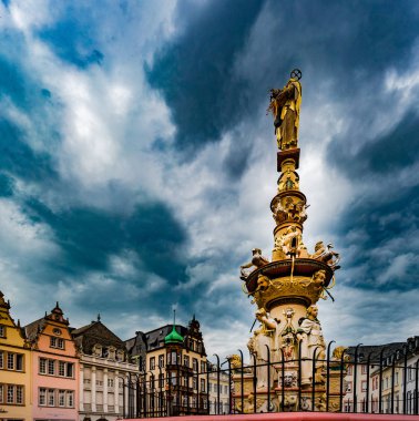 Trier, Hauptmarkt meydanında tarihi çeşme ile görünümünü