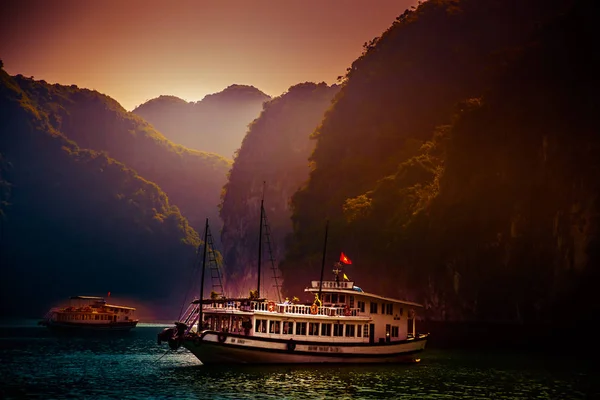 Sonnenuntergang in der Halong Bay Vietnam mit Ausflugsbooten im Vordergrund — Stockfoto