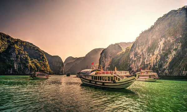 Crucero turístico al atardecer en Halong Bay, Vietnam —  Fotos de Stock