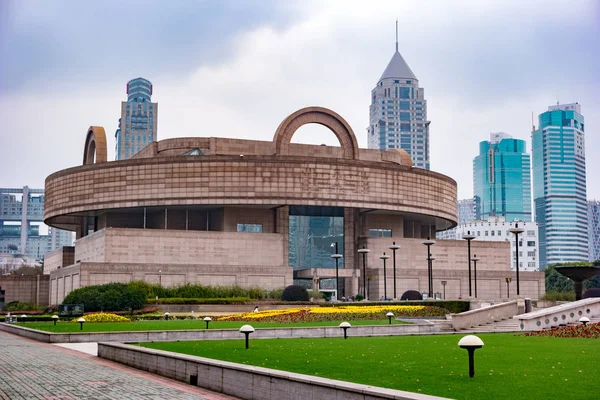 Shanghai downtown på dagtid, med Shanghai Museum bakgrund. — Stockfoto