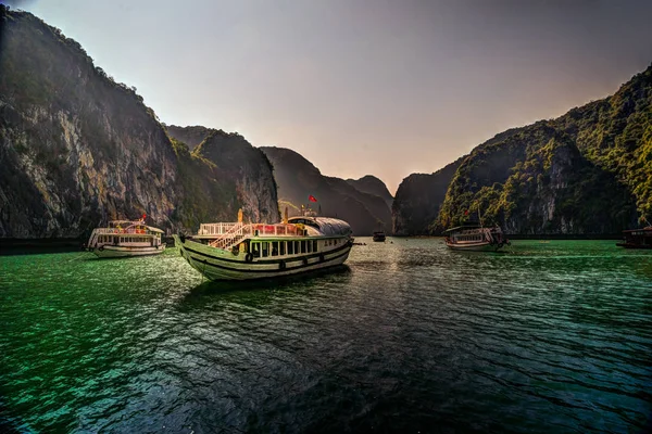 Crucero turístico al atardecer en Halong Bay, Vietnam — Foto de Stock