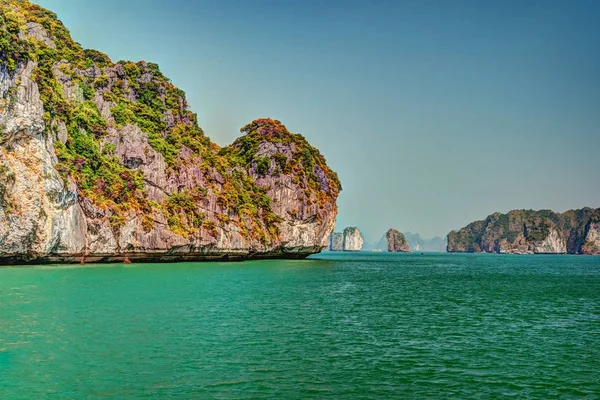 Vietnam halong viken vacker solnedgång landskap — Stockfoto