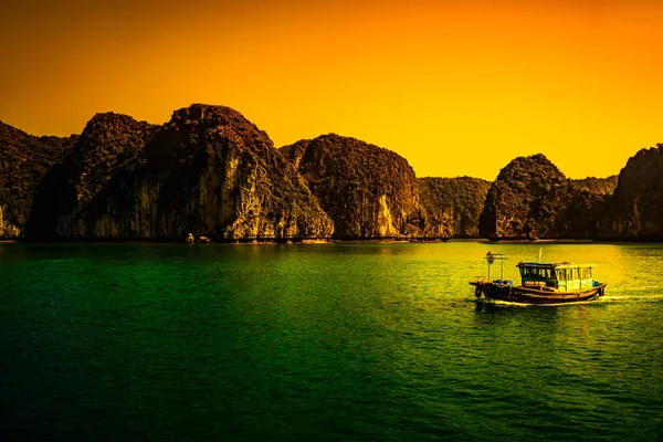 Coucher de soleil à Halong Bay Vietnam avec des bateaux d'excursion au premier plan — Photo