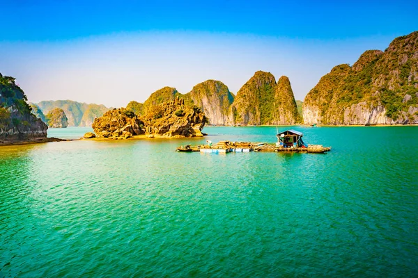 Flytande by i Halong Bay, Vietnam — Stockfoto