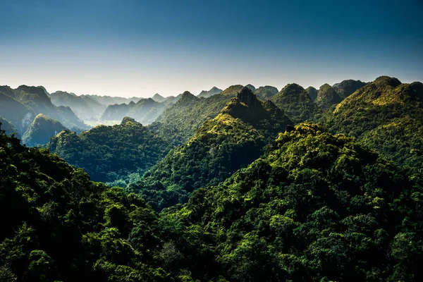 Rocce e montagne di Cat Ba Island in Vietnam. Paesaggio panoramico. Vietnam . — Foto Stock