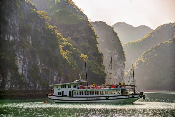 Navio de cruzeiro turístico ao pôr do sol em Halong Bay, Vietnã — Fotografia de Stock