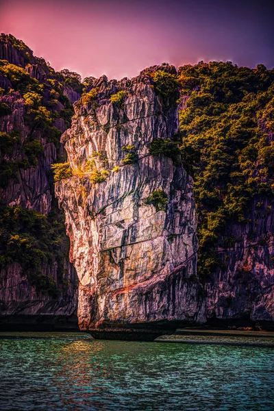 Vietnam halong viken vacker solnedgång landskap — Stockfoto