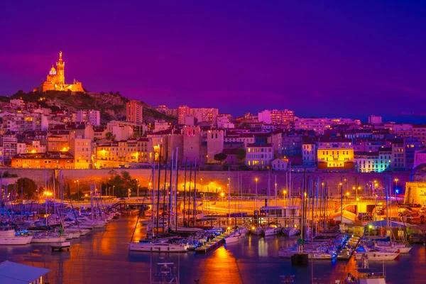 Marseille, Frankrijk 's nachts. Het beroemde Europese havenzicht op de Notre Dame de la Garde — Stockfoto