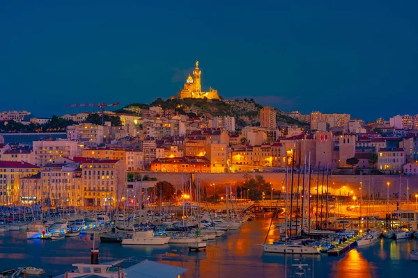 Marseille, Frankrijk 's nachts. Het beroemde Europese havenzicht op de Notre Dame de la Garde — Stockfoto