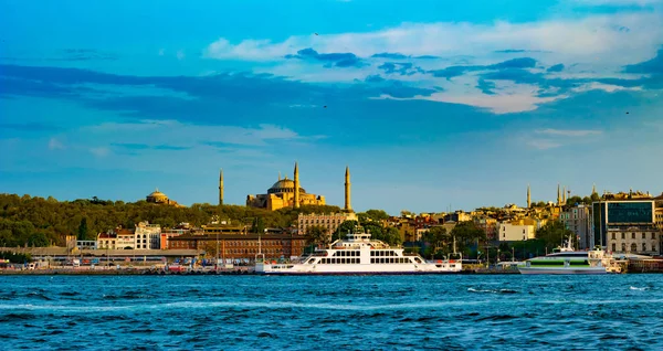 Hagia Sophia och vacker utsikt turistiska sevärdheter från havet voyage på Bosporen. Stadsbilden i Istanbul vid solnedgången. — Stockfoto