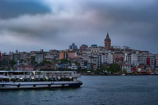 Beyoglu district historic architecture and Galata tower medieval landmark in Istanbul, Turkey — Stock Photo, Image