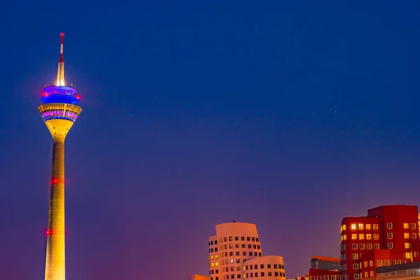 Colorida escena nocturna del río Rhein por la noche en Düsseldorf . —  Fotos de Stock