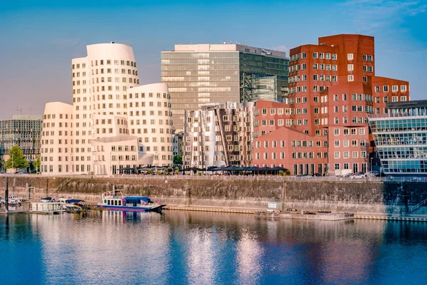 Tittar på Media hamnen vid Rhen-floden i Düsseldorf i Tyskland. — Stockfoto