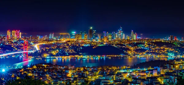 İstanbul şehir ışıkları ve bosphorus köprüsü