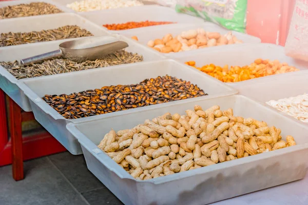 Los cacahuetes, semillas de melón, es una nuez muy nutritiva . — Foto de Stock