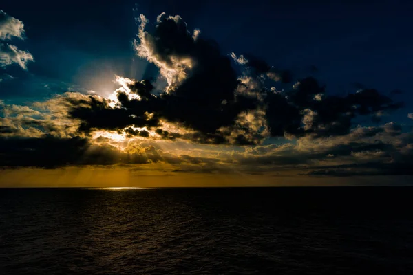 Coucher de soleil spectaculaire panoramique ciel et mer tropicale au crépuscule — Photo