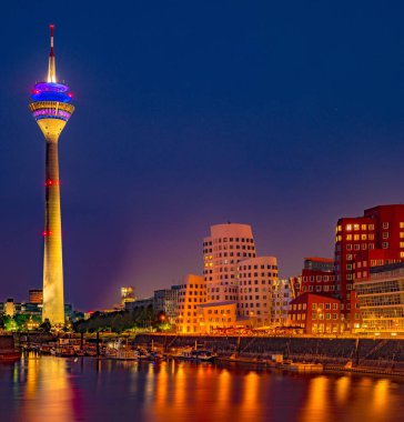 renkli gece sahne gece rhein Nehri Düsseldorf '.