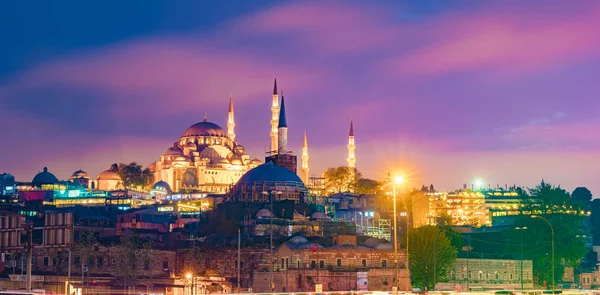 Night view to Suleymaniye Cami, from Galata Bridge, Istanbul, Turkey. — Stock Photo, Image
