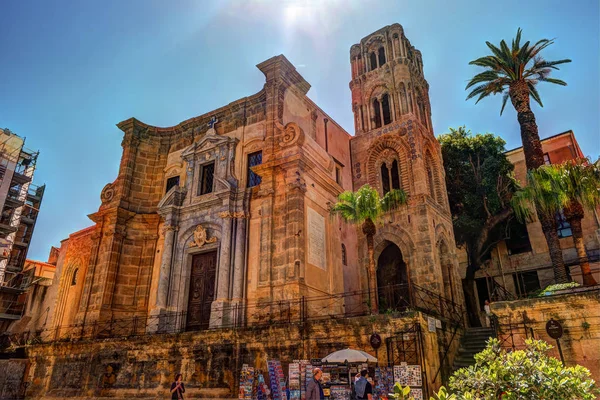Dzwonnica kościoła Martorana z palmami, Palermo. Sicily. — Zdjęcie stockowe