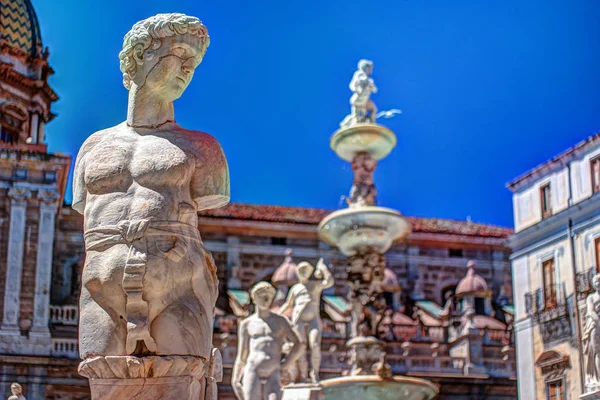 Famous fountain of shame on baroque Piazza Pretoria, Palermo, Sicily — Stock Photo, Image