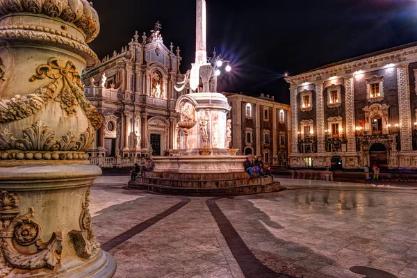 Vista noturna da Piazza del Duomo em Catania, Sicília, Itália . — Fotografia de Stock