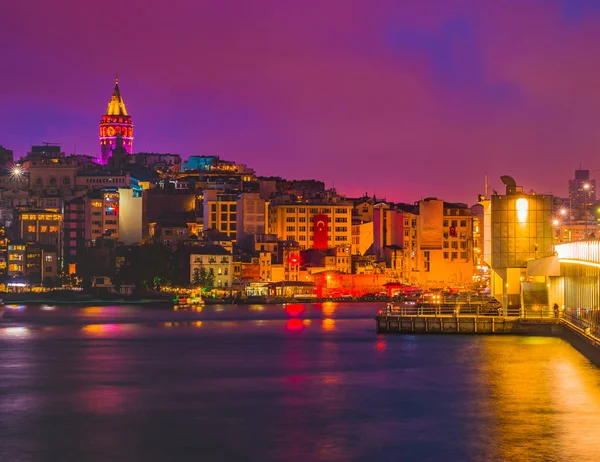 Galatatornet och Galatabron, stadsdelen Karakoy Gyllene hornet på natten, istanbul — Stockfoto