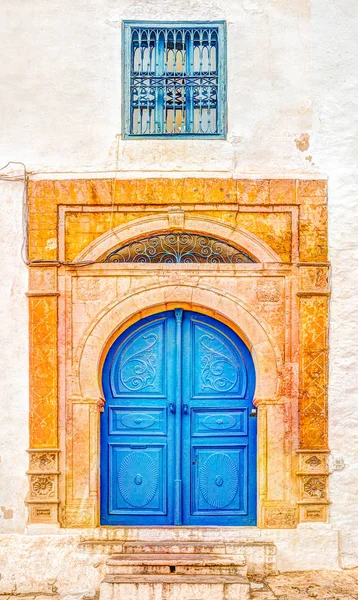 Puerta pintada tradicional antigua en un barrio histórico o medina, Túnez . — Foto de Stock