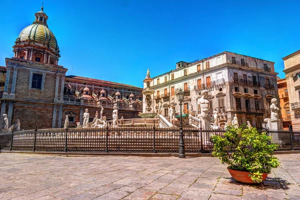 Palermo, Sicilya, İtalya Piazza Bellini görünümünü