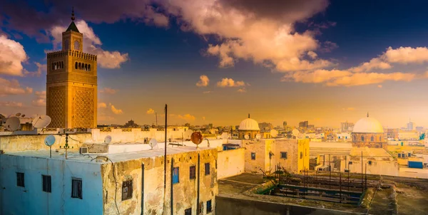 Veduta della Moschea di Al-Zaytuna e dello skyline di Tunisi all'alba . — Foto Stock