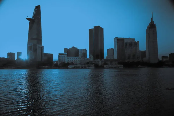 Panorama de Ho Chi Minh visto sobre el río Saigón — Foto de Stock