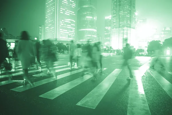 中国上海夜间人行横道上的人的抽象背景. — 图库照片