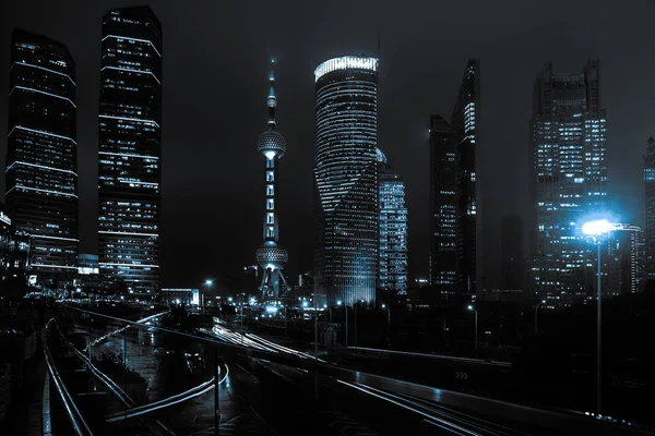 Shanghai bund Skyline dans la lumière de la nuit — Photo