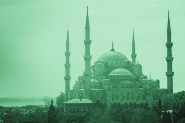 Minare ve Sultanahmet Camii kubbeleri boğaz ve Marmara Denizi içinde geçmiş, Istanbul, Türkiye.