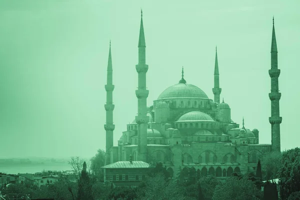 Μιναρέδες και θόλους Μπλε Τζαμί με θάλασσα Μαρμαρά και Βόσπορος στο παρασκήνιο, Κωνσταντινούπολη, Τουρκία. — Φωτογραφία Αρχείου