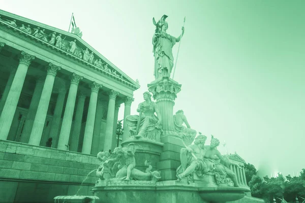 Edifício do parlamento austríaco com estátua Athena — Fotografia de Stock