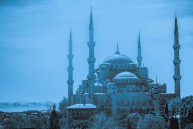 Minare ve Sultanahmet Camii kubbeleri boğaz ve Marmara Denizi içinde geçmiş, Istanbul, Türkiye.