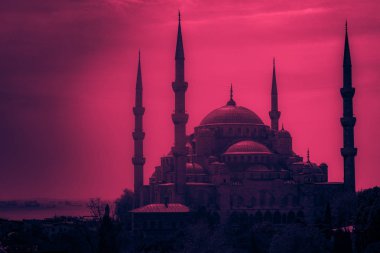 Minare ve Sultanahmet Camii kubbeleri boğaz ve Marmara Denizi içinde geçmiş, Istanbul, Türkiye.