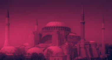 Ayasofya, arka plan olarak bozulmamış bir mavi gökyüzü ile tipik bir kadeh.