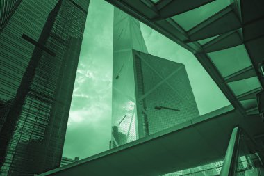 Modern iş ofis binası, çapraz perspektif mavi cam pencereleri