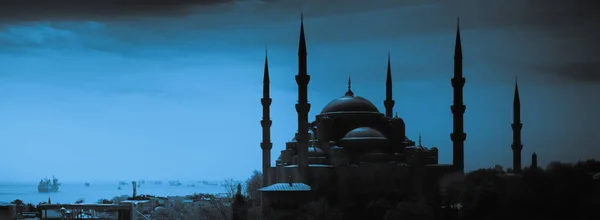 蓝色清真寺在苍生日落，伊斯坦布尔，Sultanahmet 公园. — 图库照片