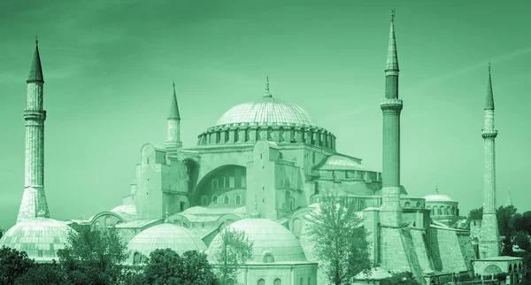 ภาพถ่ายทั่วไปของ Hagia Sophia ที่มีท้องฟ้าสีฟ้าบริสุทธิ์เป็นพื้นหลังของมัน . — ภาพถ่ายสต็อก