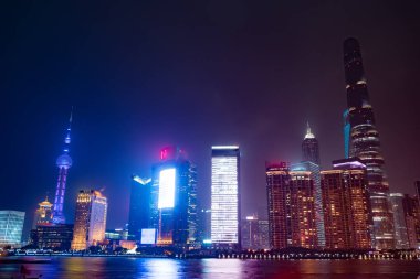 Yansıma, Shanghai, Çin ile gece Shanghai cityscape modern gökdelenler