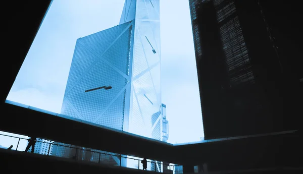 Μπλε γυαλί παραθύρων σύγχρονη επιχείρηση κτίριο γραφείων, διαγώνια προοπτική — Φωτογραφία Αρχείου